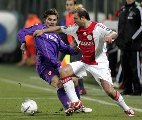 Ajax - Fiorentina, domácí Kennedy Bakircioglu obchází Adriana Mutu.