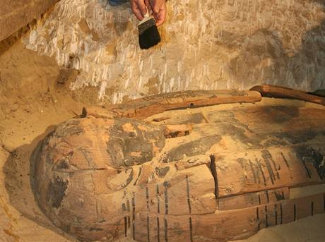 Egyptt archeologov objevili neporuen mumie a sarkofg.