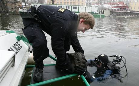 Potpi vyzvedli ze dna Vltavy barokn vzu z Karlova mostu. (16.2.2009)