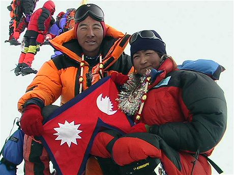 erpa Pemba Dordí s manelkou Moni Mulepati na vrcholu Mount Everestu v kvtnu 2005