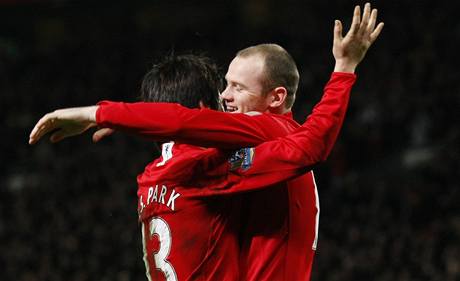 Wayne Rooney (vpravo) a Park Ji Sung se radují. Budou po zápase na Interu neastní?