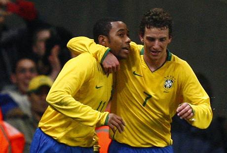 Brazilci Robinho (vlevo) a Elano se radují z gólu v italské síti.