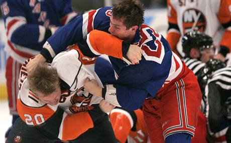 NY Rangers - NY Islanders: potyka Petra Prchy (vpravo) s Seanem Bergenheimem.