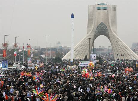 Pi oslavch vro revoluce v centru Tehernu nesmla chybt ani maketa satelitu, kter rn minul tden vypustil do vesmru