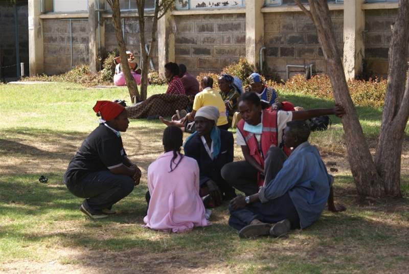 Píbuzní popálených, kteí se léí v nemocnici v keském Nakuru (únor 2009)