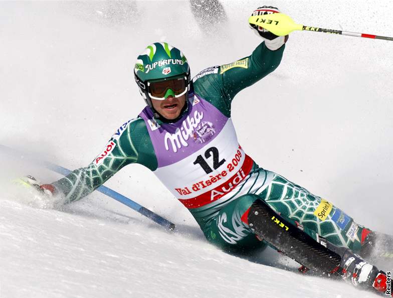 Bode Miller padá na MS ve Val d'Isere v prvním kole slalomu.