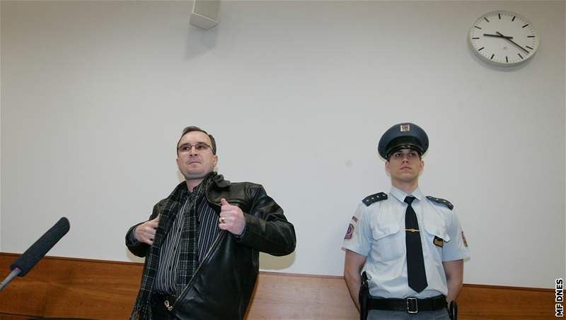 éf Dlnické strany Tomá Vandas pichází do jednací sín Nejvyího správního soudu v Brn (18.2.2009)