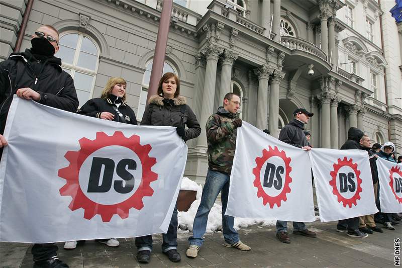 Píznivci Dlnické strany ped budovou Nejvyího správního soudu v Brn (18.2.2009)