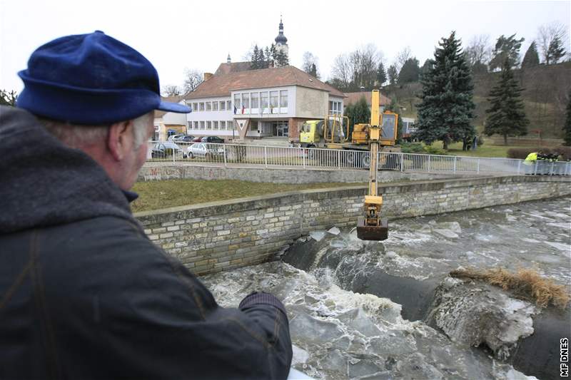 Vodohospodái rozbíjejí ledové kry, které ucpaly koryto eky Oslavy v Oslavanech