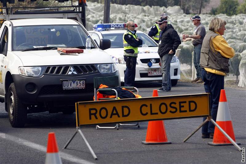 Policisté uzaveli cestu, která vede na pedmstí msta Healsville, kde zuí poár. (10. únor 2009)