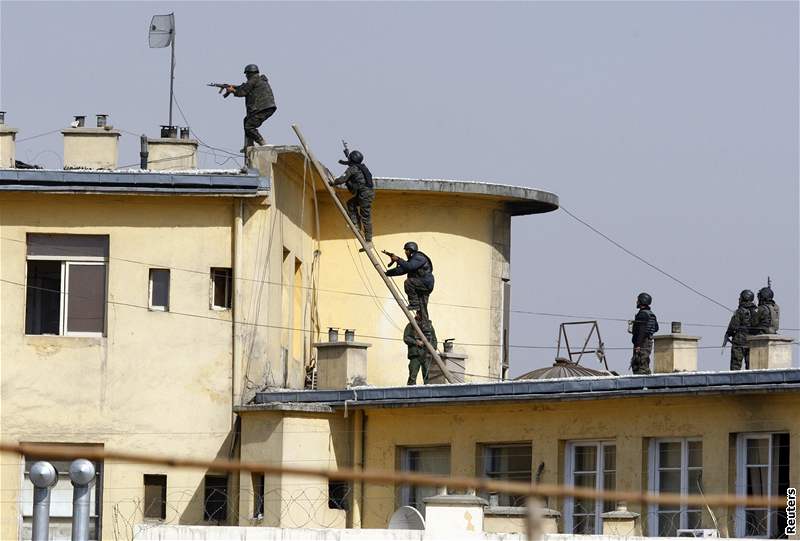 Afghánské bezpenostní sloky pi zásahu proti atentátníkm v budov ministerstva spravedlnosti v Kábulu (11. února 2009)