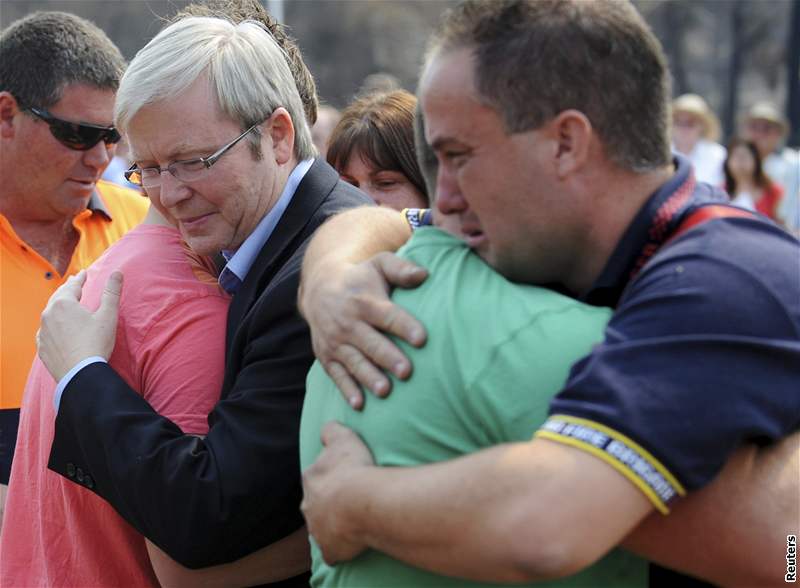 Australané ve Wandongu oplakávají obti poár. Vlevo premiér zem Kevin Rudd. (15. únor 2009)