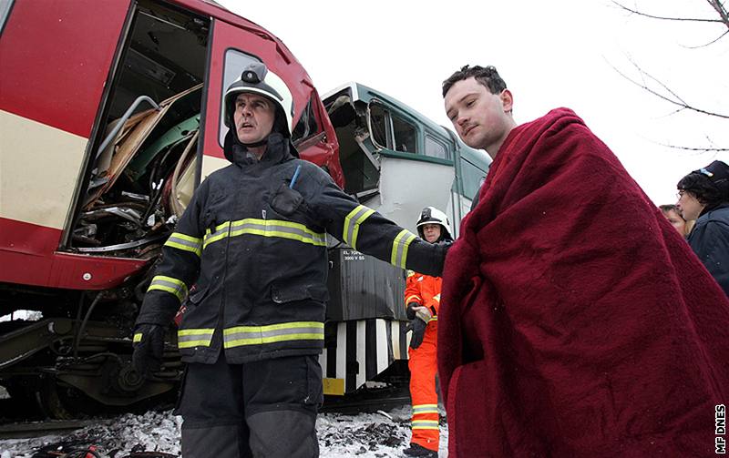 V Paskov se srazily osobní vlaky. Nehoda si vyádala pes 40 zranných, dva z nich odvezl vrtulník. (16. února 2009)