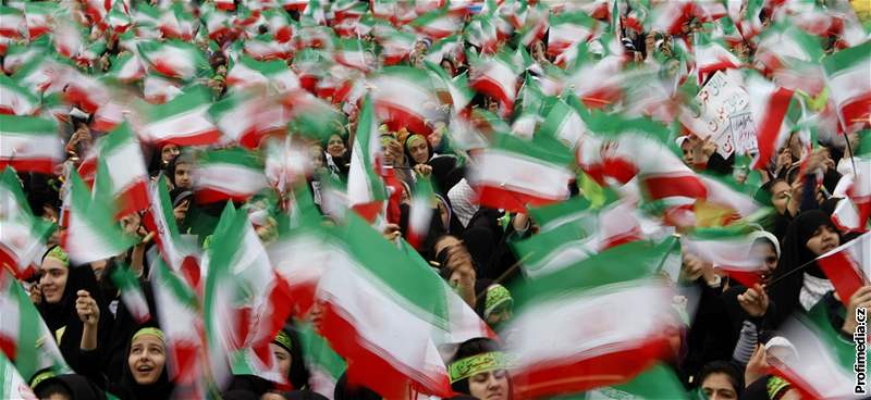 Studenti mávají íránskými vlajkami bhem oslav výroí revoluce na námstí Svobody.