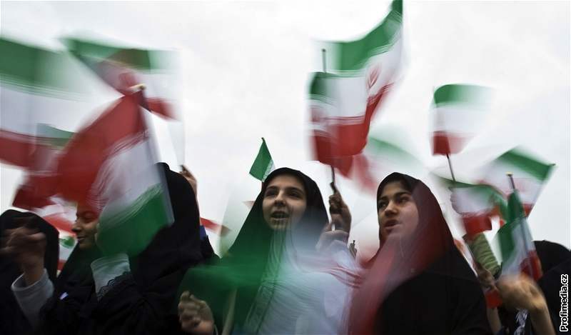Studenti mávají íránskými vlajkami bhem oslav výroí revoluce na námstí Svobody.