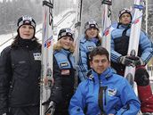 České skokanky na lyžích se brzy dočkají své premiéry na MS. Zleva Vladěna Pustková, Michaela Doleželová, Lucie Míková, Natálie Dejmková. Dole trenér Jaroslav Sakala České skokanky na lyžích se brzy dočkají své premiéry na MS. Zleva Vladěna Pustková, Michaela Doleželová, Lucie Míková, Natálie Dejmková. Dole trenér Jaroslav Sakala