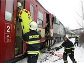 V Paskov se srazily osobn vlaky. Nehoda si vydala 23 zrannch, dva z nich odvezl vrtulnk. (16. nora 2009)