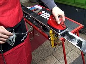 Mazání sjezdovek, zažehlování parafínu Mazání sjezdovek, zažehlování parafínu