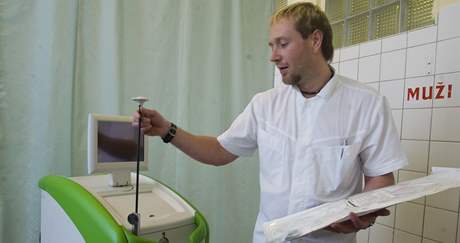 Nový pístroj na operaci prostaty ve Fakultní nemocnici Plze, na snímku operatér Jií Kleka (24. 2. 2009)