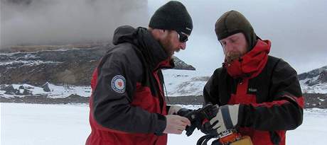 Kamil Láska a Daniel Nývlt pi vrtání ledovce Whisky Glacier ped instalací meteorologické stanice