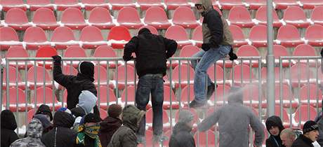 ádní fotbalových chuligán na stadionu na Srbské v Brn ped zápasem 1. FC Brno a Baník Ostrava.