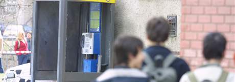 Trojice mladík si vylepovala píjem vykrádáním telefonních automat. Ilustraní foto.