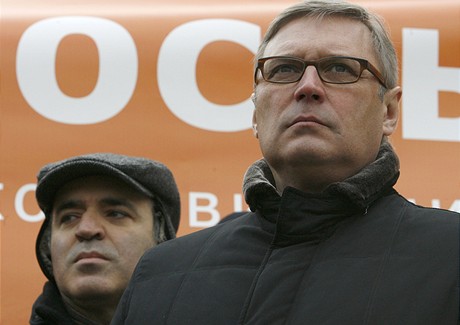 Opoziní vdci Garry Kasparov (vlevo) a Mikhail Kasyanov na demonstraci.