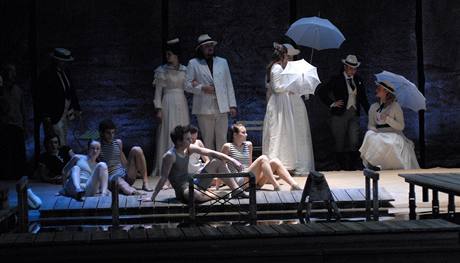 V praské Státní opee se uvádí výtené mezinárodní nastudování opery Benjamnina Brittena Smrt v Benátkách. Ale ádná kulturní událost to v esku není. Moderní opera tu stojí na okraji zájmu.