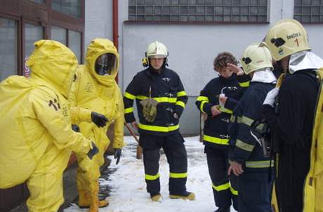 Podle informací msta se na míst smíchal chloritan sodný s jinou látkou, hasii museli pouít speciální obleky.