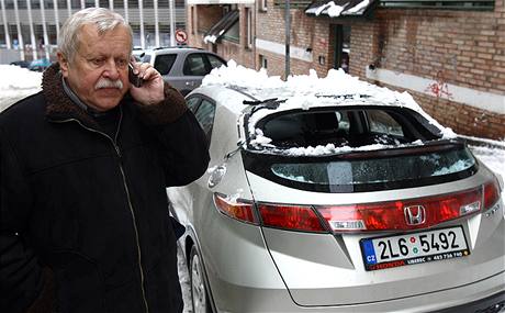 Padající sníh ohrouje chodce i zaparkovaná auta