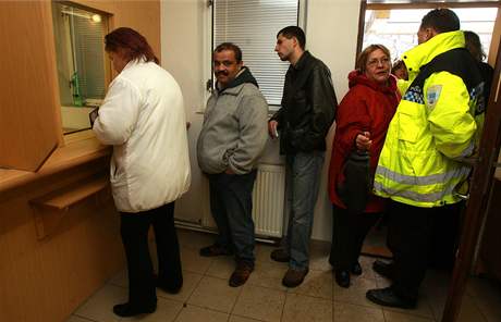 Mstský policista asistuje pi vyplácení sociálních dávek na chomutovském mstském úad (23. února 2009)