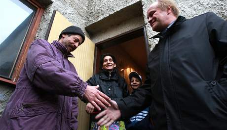 Ministr Kocáb na návtv ubytovny UNO pro nepizpsobivé obany z Litvínova (24. února 2009)