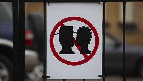 Znaka, která na nádraí v Cheshiru zakazuje líbání.