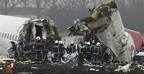 Boeing 737 letecké spolenosti Turkish Airlines se zítil nedaleko Amsterdamu