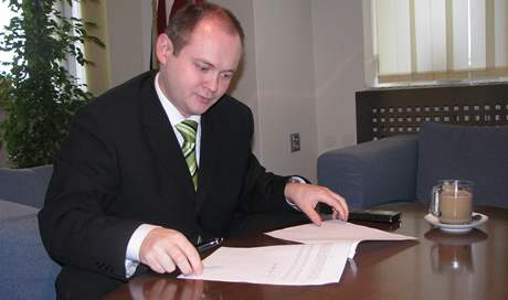 Hejtman Michal Haek podepisuje dokument, ve kterm se vzdv svho poslaneckho mandtu