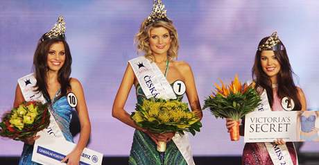 Prvn esk vicemiss Tereza Budkov (vlevo), esk Miss 2009 Iveta Lutovsk a Zina ovkov 