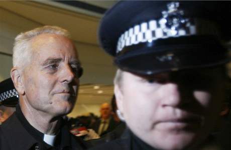 Biskup Richard Williamson po píletu na londýnské letit Heathrow