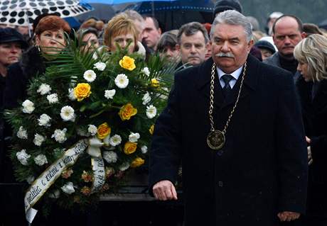 Rozlouení s obmi nehody u Polomky (primátor Bánovc Stanislav iko)