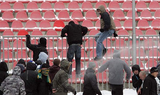 ádní fotbalových chuligán na stadionu na Srbské v Brn ped zápasem 1. FC Brno a Baník Ostrava.