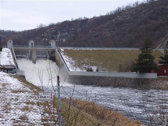 Z Vranovské pehrady odtéká voda u ízen, v nádri byla dostatená rezerva. Ilustraní foto