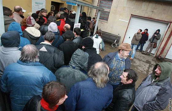 Fronta na sociální dávky ped chomutovským mstským úadem (23. února 2009)