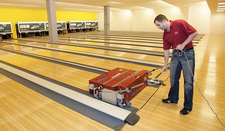MAZAKA. Tohle je stroj, kterým se na bowlingovou dráhu nanáí speciální olej.