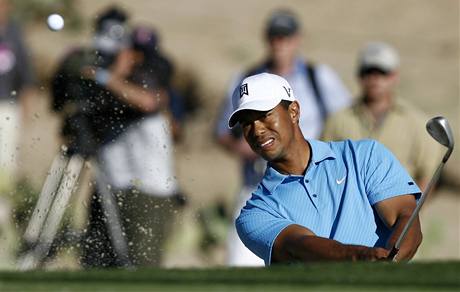 Tiger Woods odpaluje míek pi MS  na jamky v americké Maran.