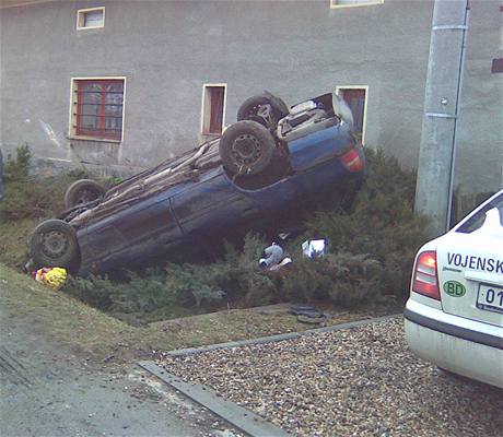 Pevrcen auto vobci Jarpice na Kladensku, od kterho utekla idika (26.2.2009)