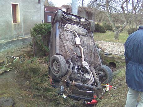 Pevrácené auto v obci Jarpice na Kladensku, od kterého utekla idika (26.2.2009)