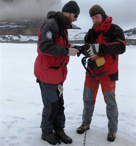 Kamil Láska a Daniel Nývlt pi vrtání ledovce Whisky Glacier ped instalací meteorologické stanice