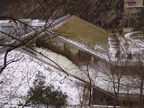 Na jarní tání se pipravovali upoutním pehrady napíklad vodohospodái ve Vranov nad  Dyjí , te to prý není nikde nutné. Na snímku je pehrada ve Znojm.