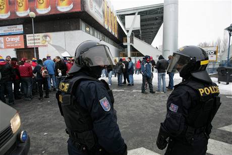 Policisté dohlíejí na fanouky Sparty