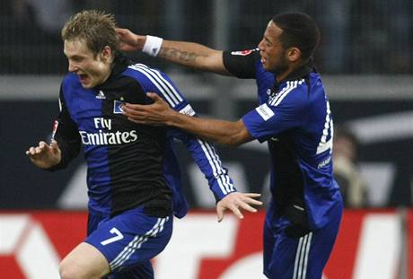 Hamburk: Marcell Jansen (vlevo) a Dennis Aogo se radují z gólu