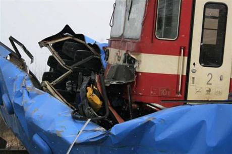 Srka autobusu s vlakem na stednm Slovensku. (21. nora 2009)